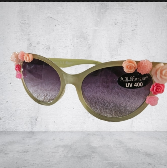 NWT/ Lola Rose Embellished Green Sunglasses - Picture 3 of 6